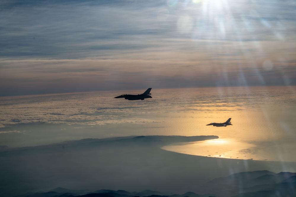 SS25: A U.S. C-5M Super Galaxy conducts DCA with Chilean F-16 Fighting Falcons