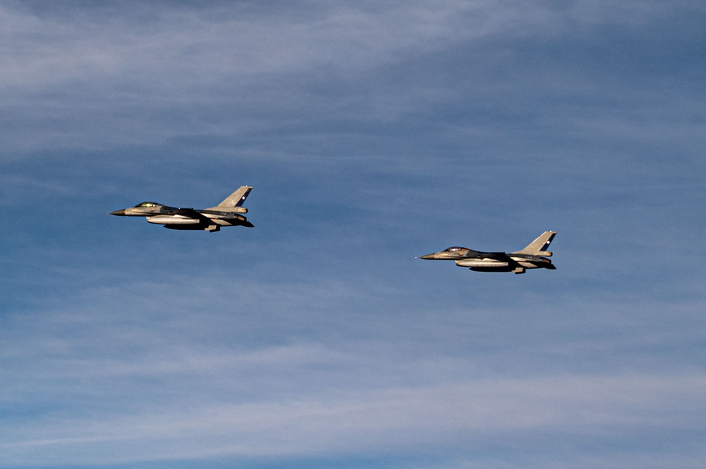 SS25: A U.S. C-5M Super Galaxy conducts DCA with Chilean F-16 Fighting Falcons