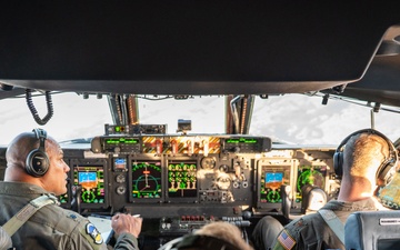 SS25: A U.S. C-5M Super Galaxy conducts DCA with Chilean F-16 Fighting Falcons