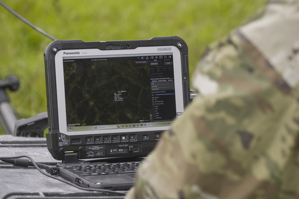 U.S. Soldiers enable live-view map of nearby drones during Project Flytrap