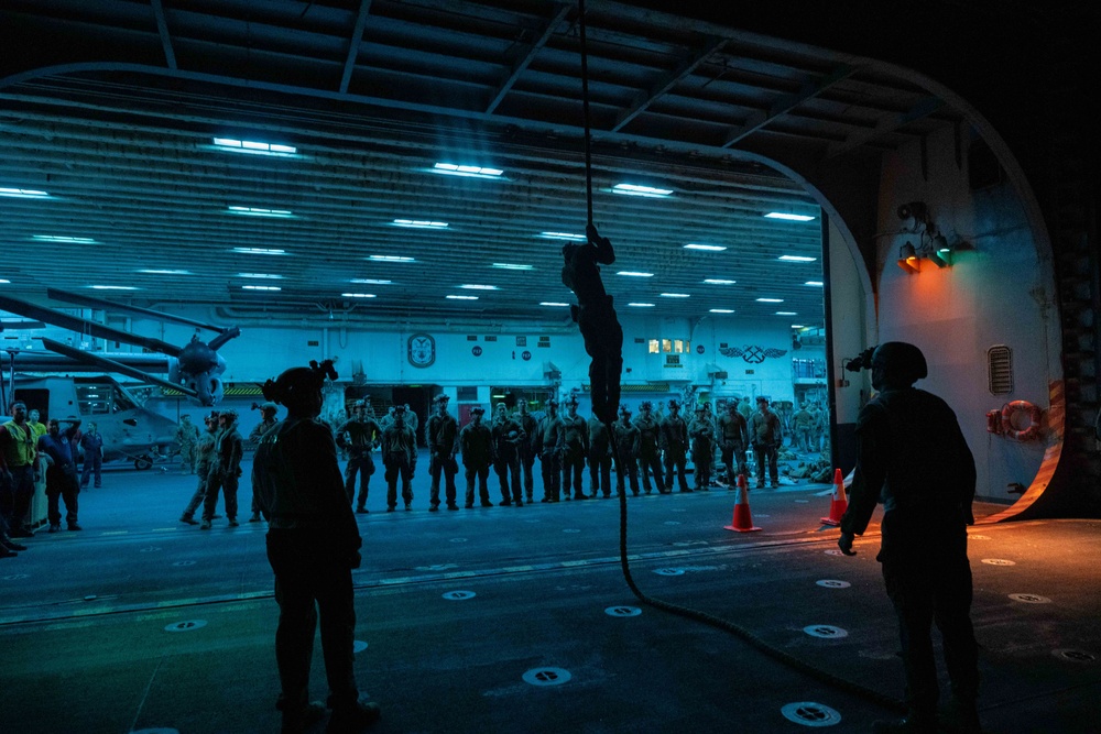 31st Marine Expeditionary Unit Conducts Fast-Rope Training Aboard USS America (LHA 6)