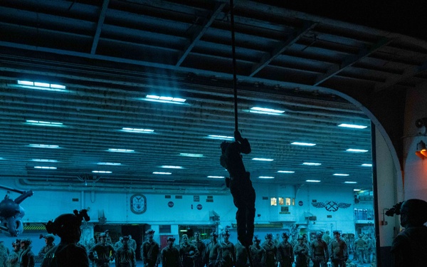 31st Marine Expeditionary Unit Conducts Fast-Rope Training Aboard USS America (LHA 6)