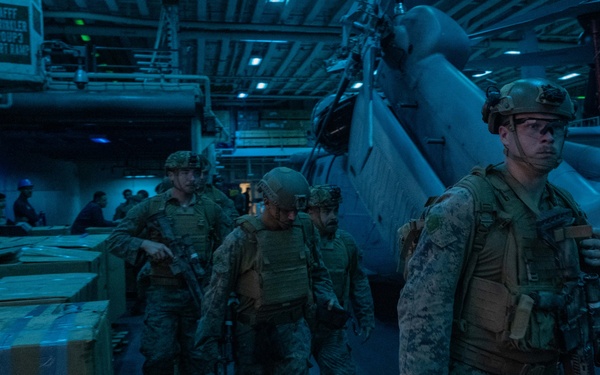 31st Marine Expeditionary Unit Conducts Fast-Rope Training Aboard USS America (LHA 6)