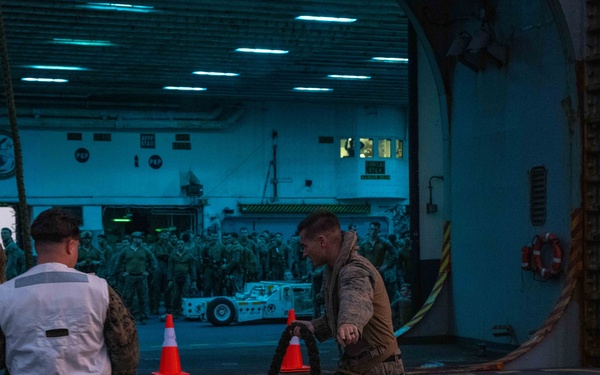 31st Marine Expeditionary Unit Conducts Fast-Rope Training Aboard USS America (LHA 6)