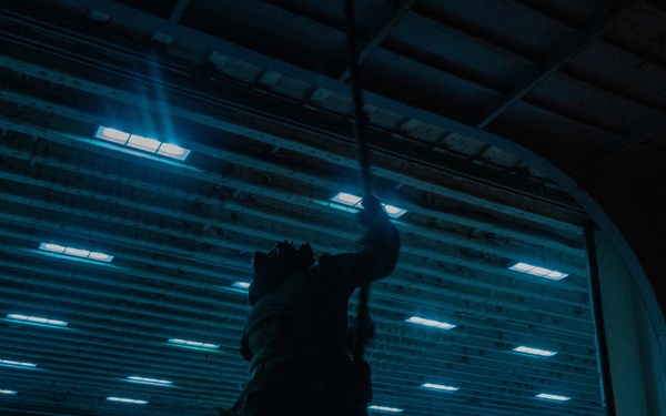31st Marine Expeditionary Unit Conducts Fast-Rope Training Aboard USS America (LHA 6)