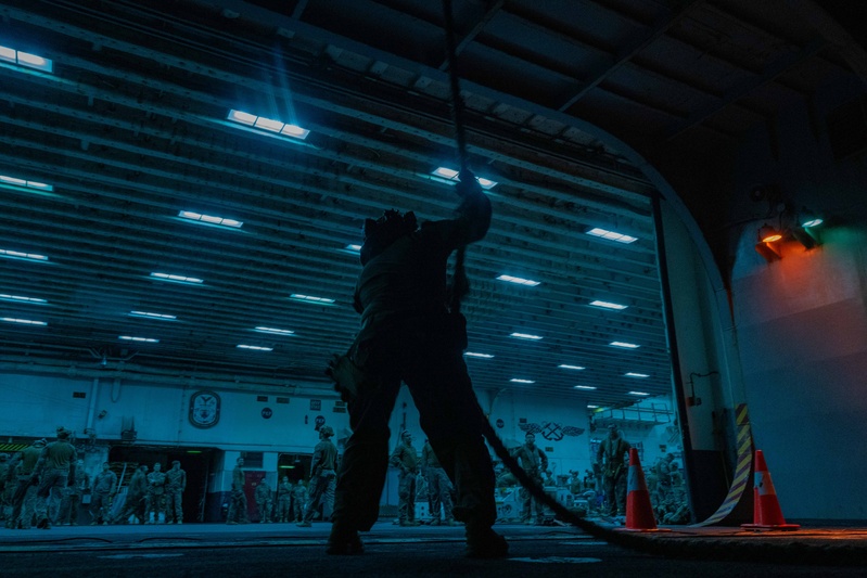 31st Marine Expeditionary Unit Conducts Fast-Rope Training Aboard USS America (LHA 6)