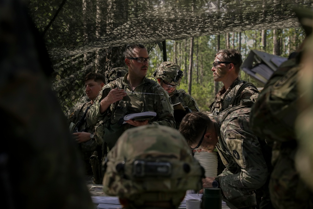 Iowa Guard Soldiers conduct field briefing at JRTC