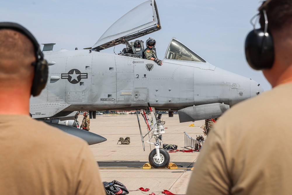 Crew Chiefs Receive A-10s Following Training Mission