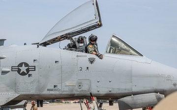 Crew Chiefs Receive A-10s Following Training Mission