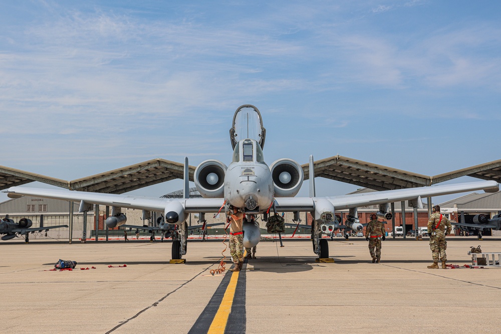 Crew Chiefs Receive A-10s Following Training Mission