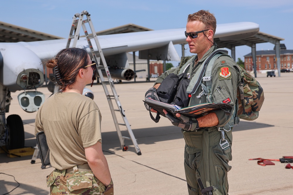 Crew Chiefs Receive A-10s Following Training Mission