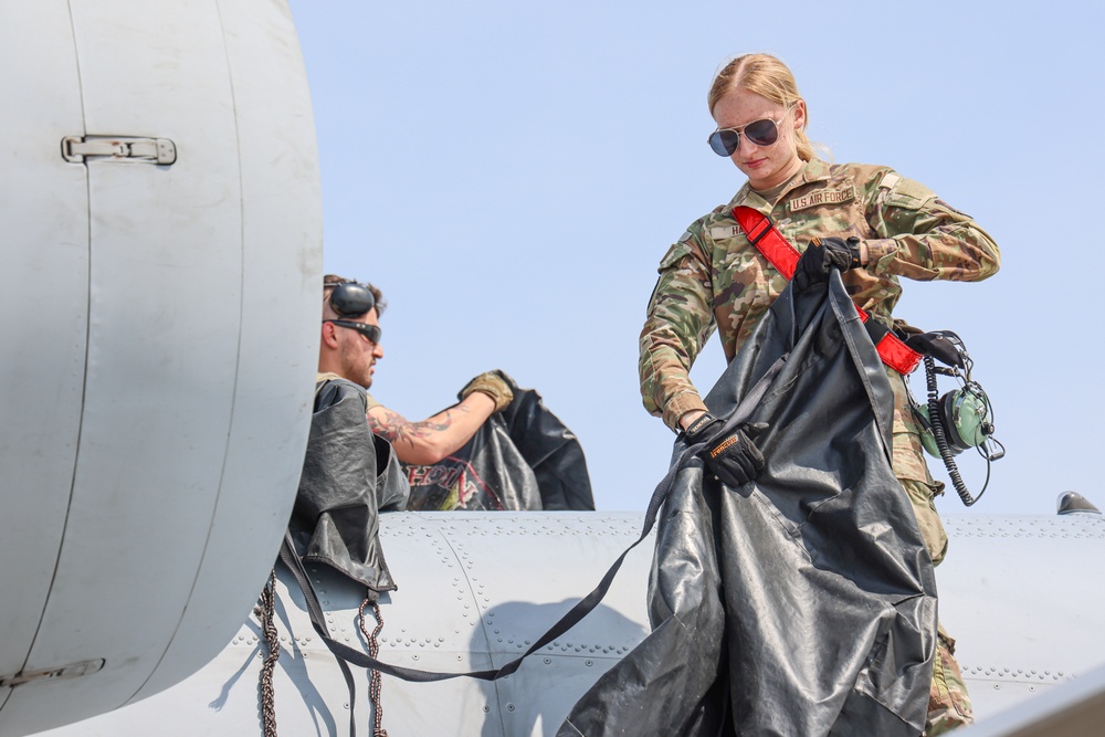 Crew chiefs recover aircraft