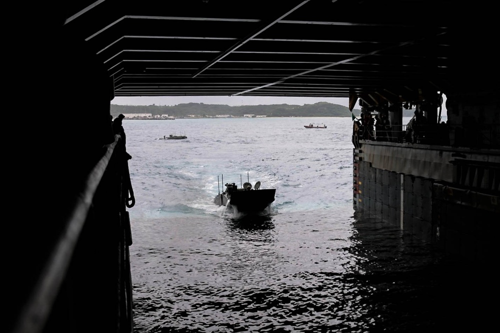 31st MEU | ACVs onload onto USS Rushmore