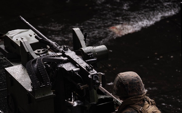 31st MEU | ACVs onload onto USS Rushmore