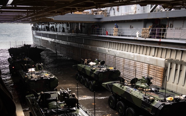 31st MEU | ACVs onload onto USS Rushmore