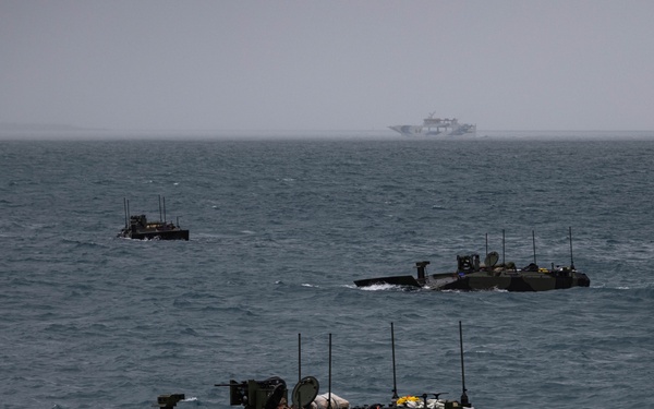 31st MEU | ACVs onload onto USS Rushmore