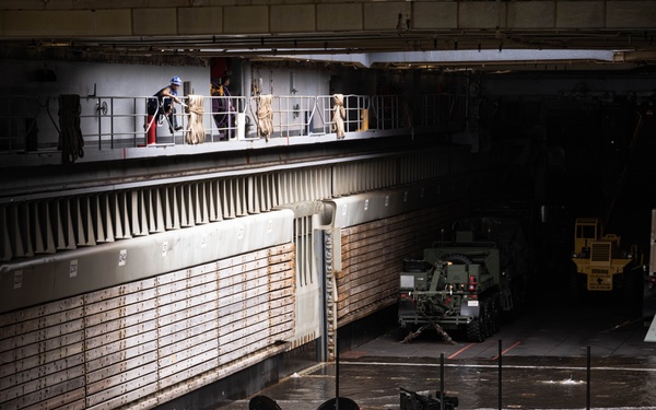 31st MEU | ACVs onload onto USS Rushmore