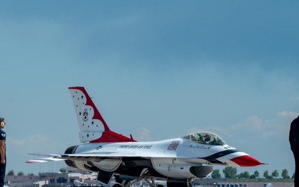 Thunderbirds Arrive at Peterson SFB