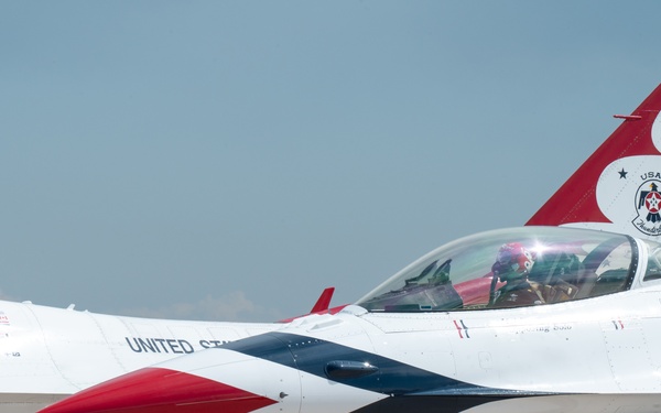 Thunderbirds Arrive at Peterson SFB