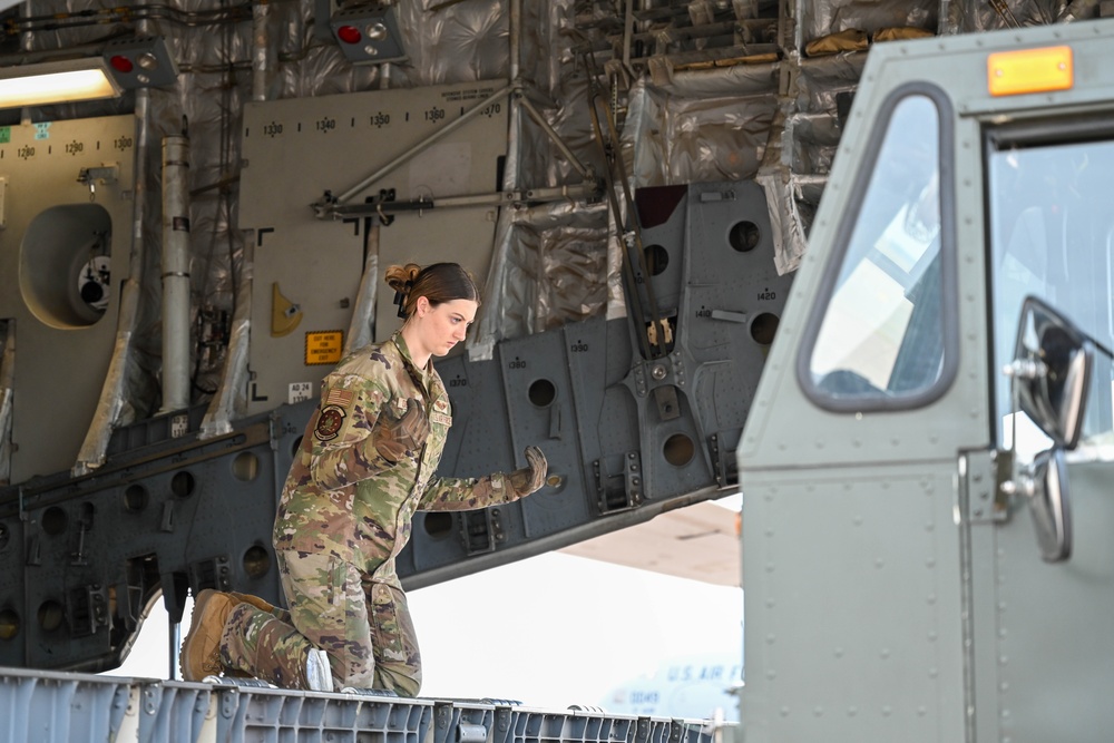 C-17 cargo loading