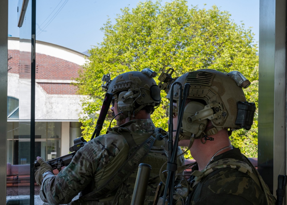 U.S, South Korean Special Forces operators conduct combined training