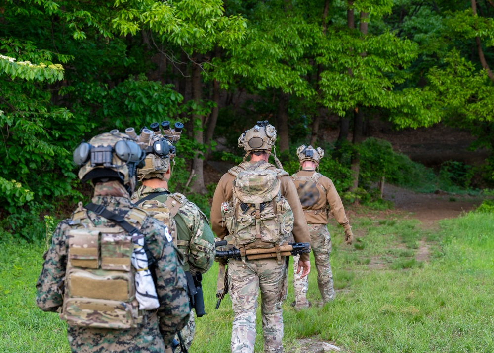 U.S, South Korean Special Forces operators conduct combined training