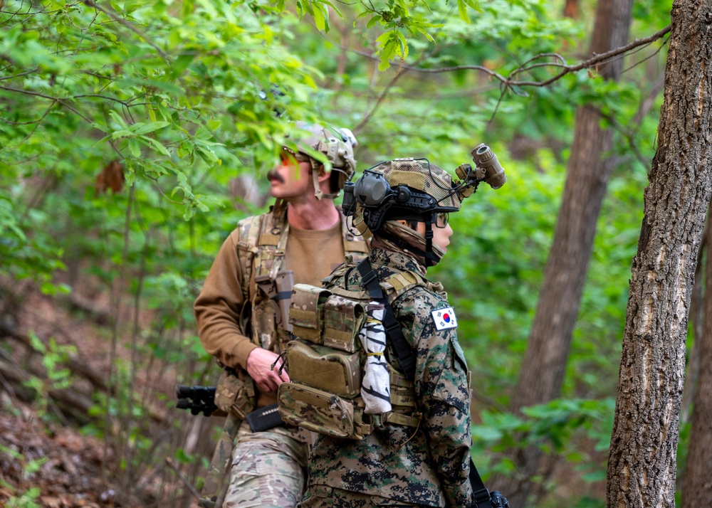 U.S, South Korean Special Forces operators conduct combined training