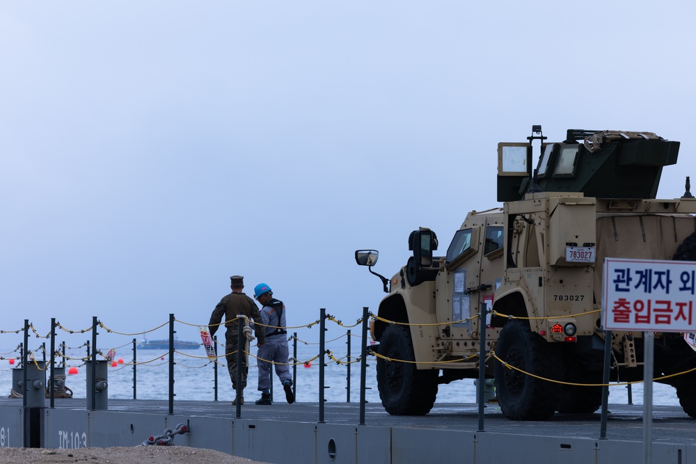 Activated Reserve Marines Conduct JLOTS training during Korea Viper 25.4