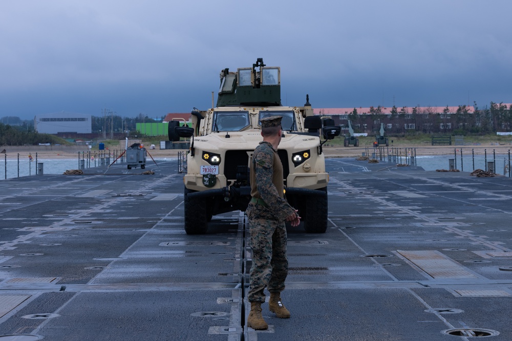 Activated Reserve Marines Conduct JLOTS training during Korea Viper 25.4