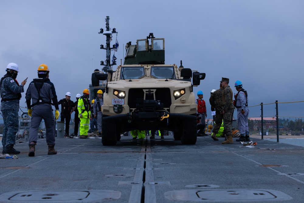 Activated Reserve Marines Conduct JLOTS training during Korea Viper 25.4