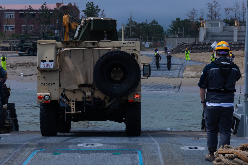 Activated Reserve Marines Conduct JLOTS training during Korea Viper 25.4