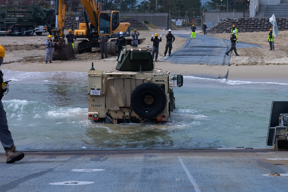 Activated Reserve Marines Conduct JLOTS training during Korea Viper 25.4