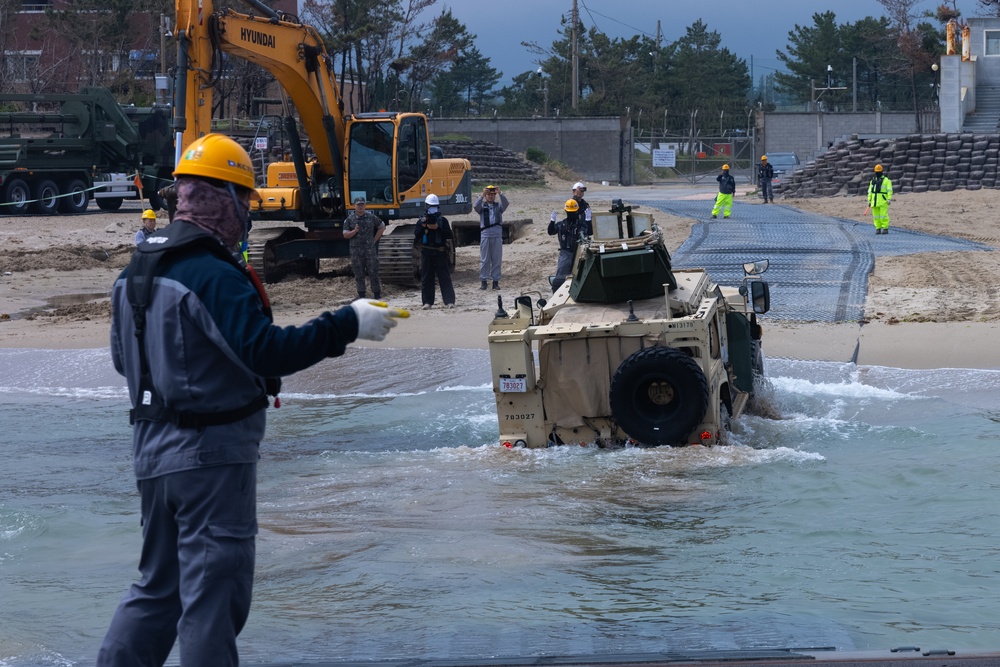 Activated Reserve Marines Conduct JLOTS training during Korea Viper 25.4