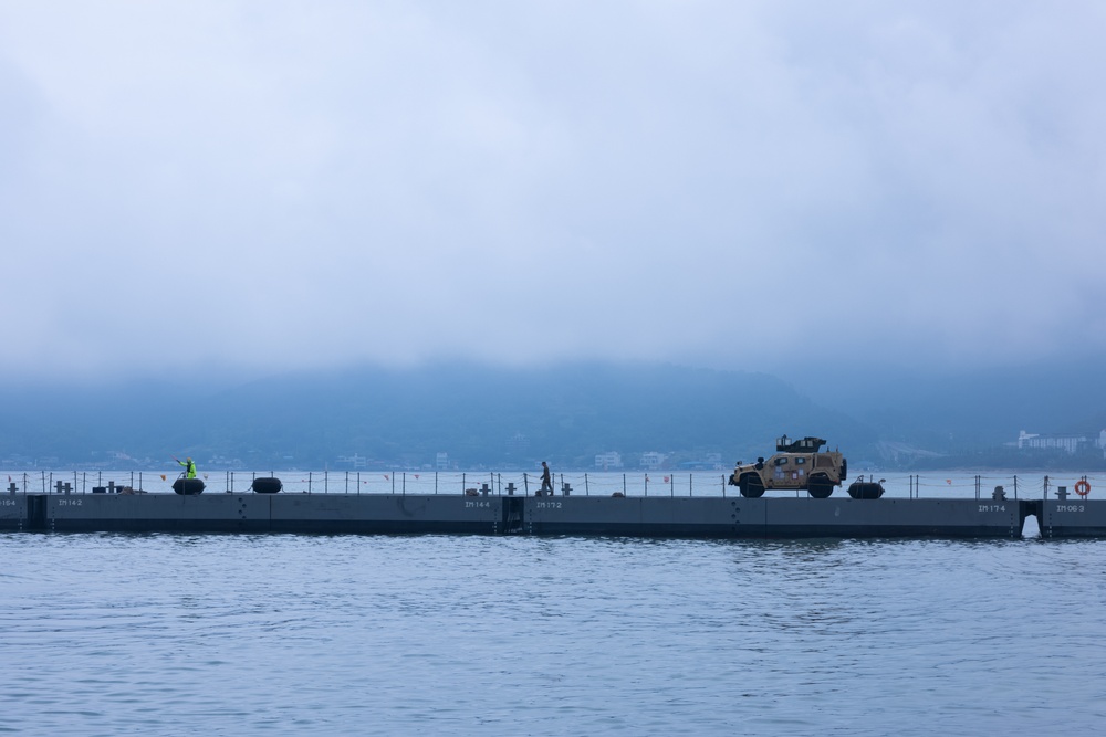 Activated Reserve Marines Conduct JLOTS training during Korea Viper 25.4