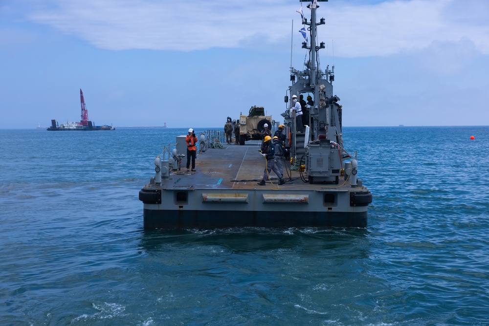 Activated Reserve Marines Conduct JLOTS training during Korea Viper 25.4