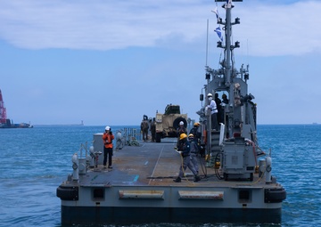 Activated Reserve Marines Conduct JLOTS training during Korea Viper 25.4