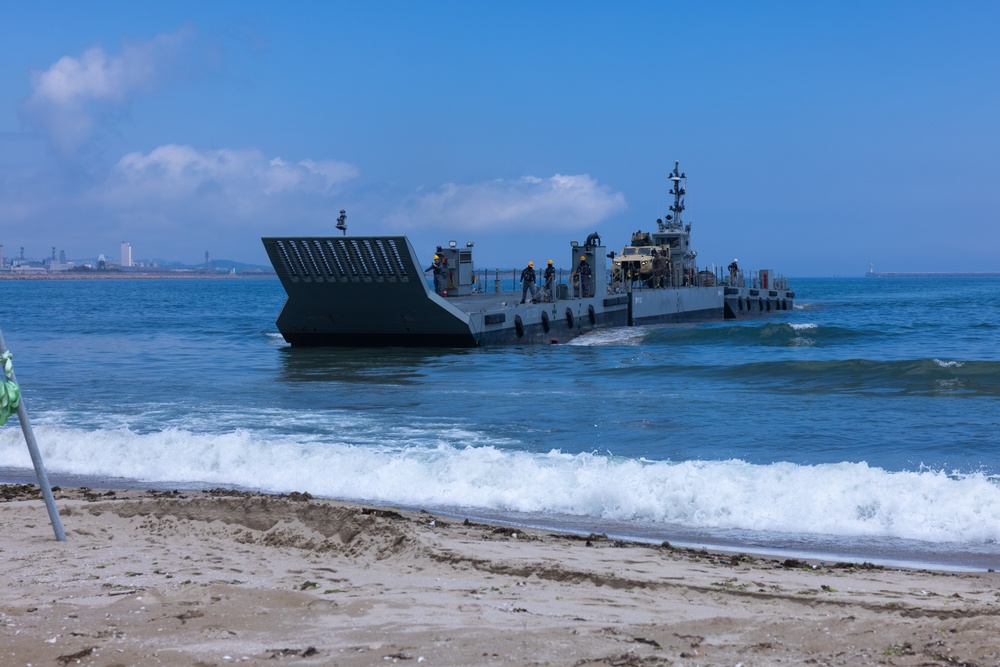 Activated Reserve Marines Conduct JLOTS training during Korea Viper 25.4
