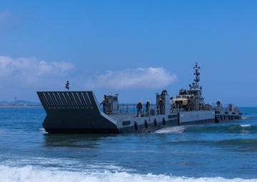 Activated Reserve Marines Conduct JLOTS training during Korea Viper 25.4