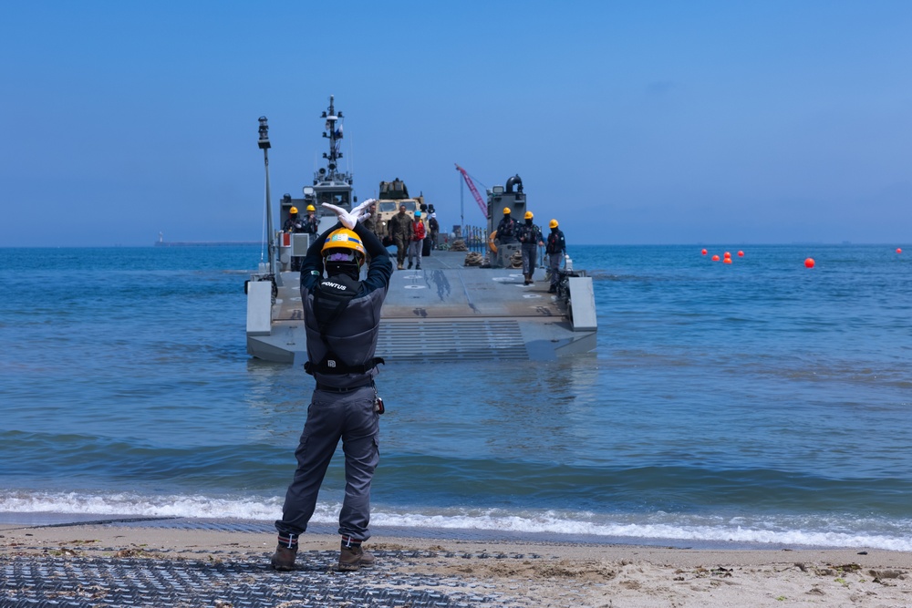 Activated Reserve Marines Conduct JLOTS training during Korea Viper 25.4