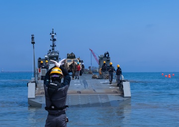 Activated Reserve Marines Conduct JLOTS training during Korea Viper 25.4