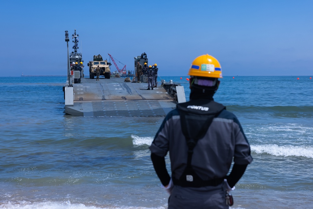 Activated Reserve Marines Conduct JLOTS training during Korea Viper 25.4