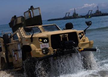 Activated Reserve Marines Conduct JLOTS training during Korea Viper 25.4