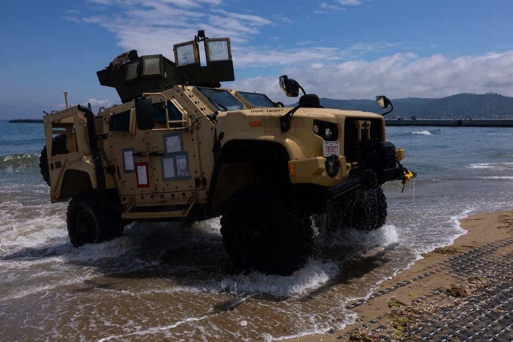 Activated Reserve Marines Conduct JLOTS training during Korea Viper 25.4