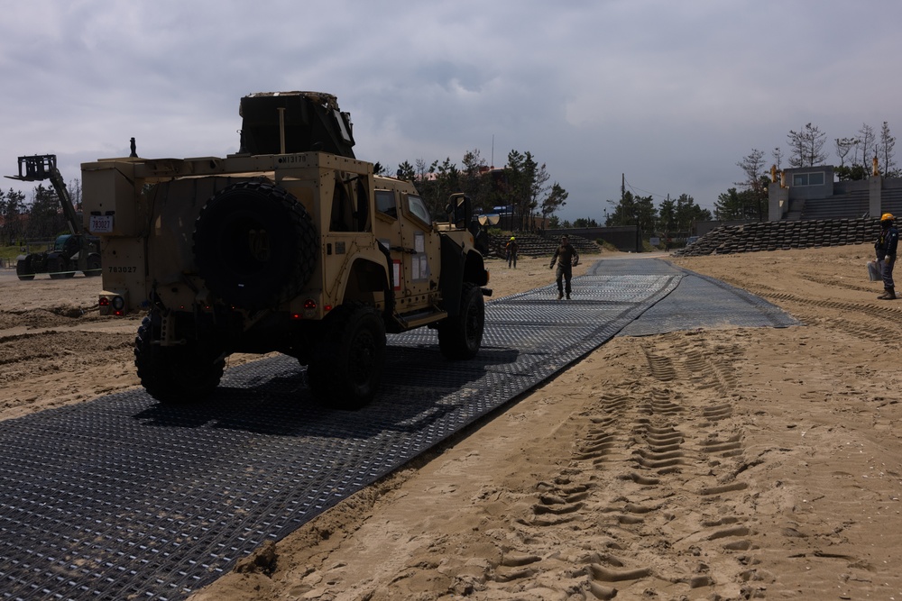 Activated Reserve Marines Conduct JLOTS training during Korea Viper 25.4