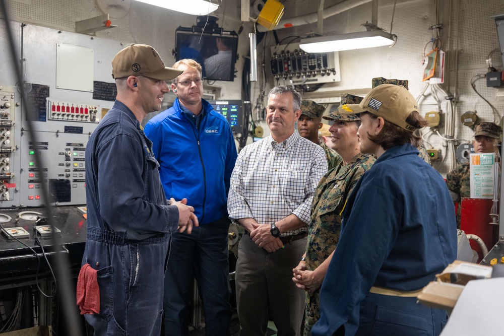 MARFORCOM Commander Visits USS Kearsarge
