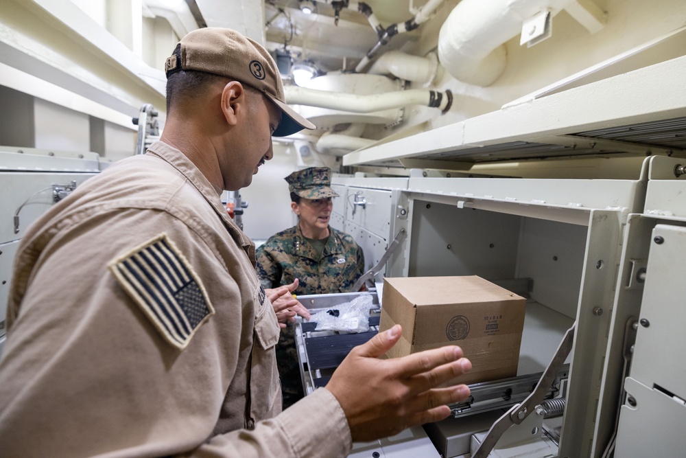 MARFORCOM Commander Visits USS Kearsarge