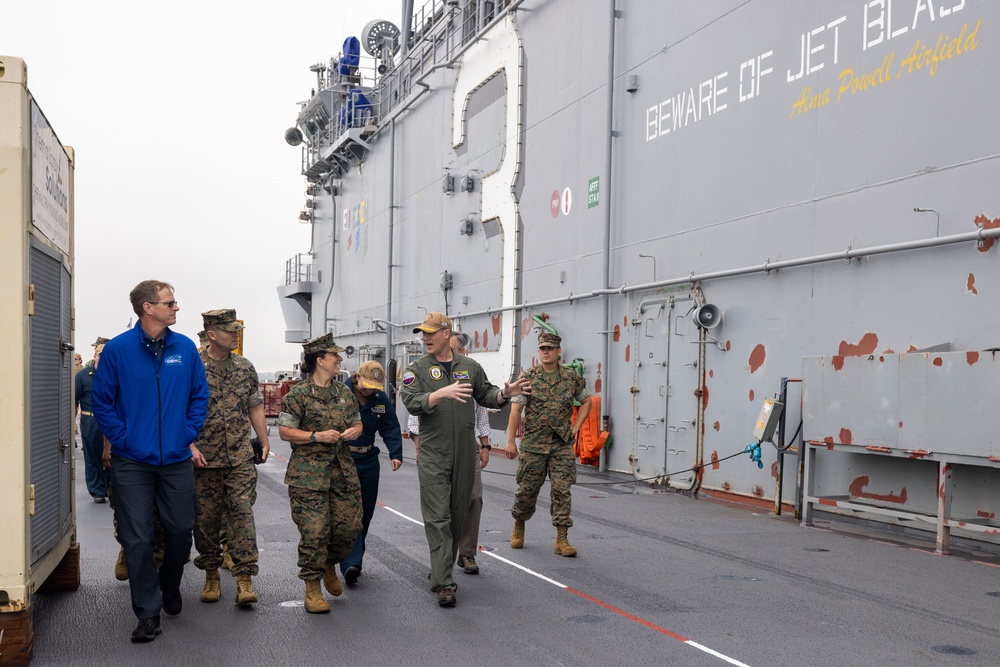 MARFORCOM Commander Visits USS Kearsarge