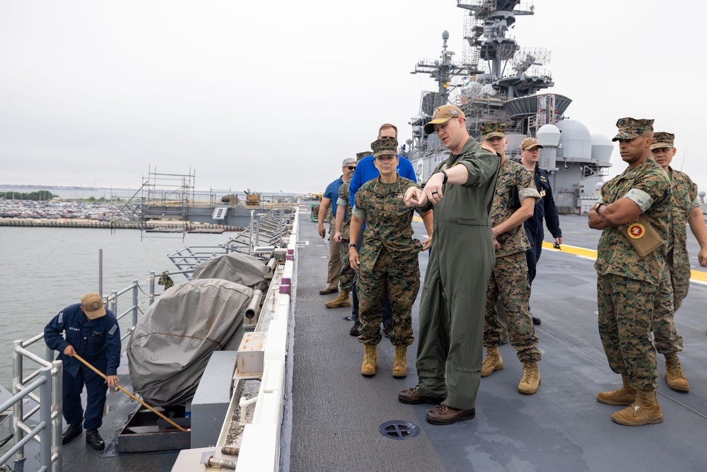 MARFORCOM Commander Visits USS Kearsarge