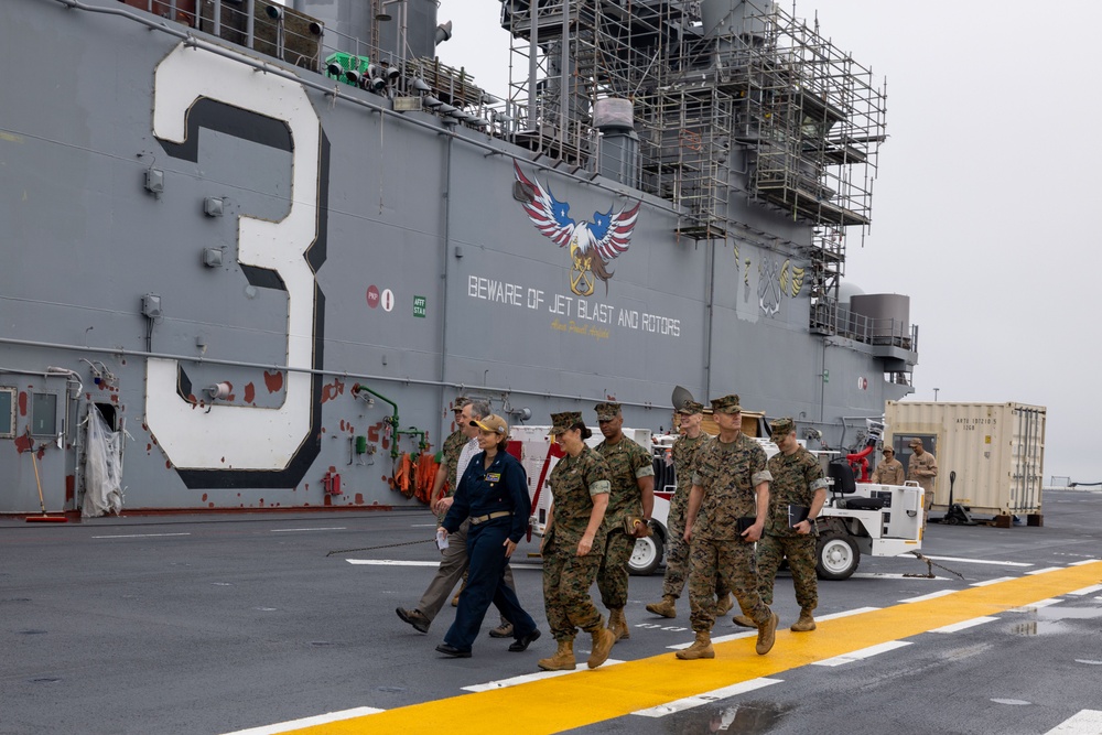 MARFORCOM Commander Visits USS Kearsarge