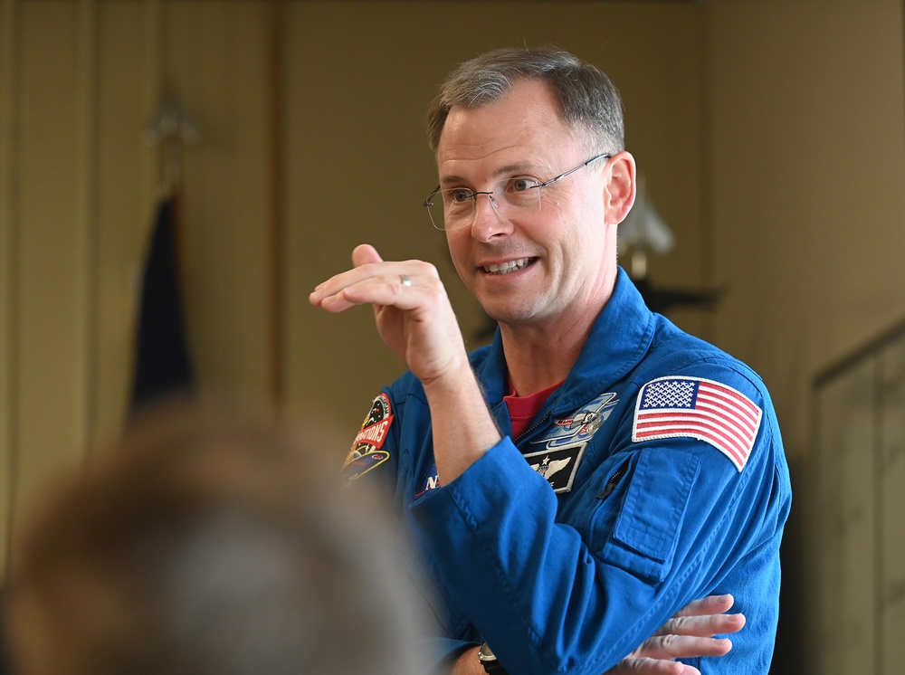 Col Hague Talks with Cadets